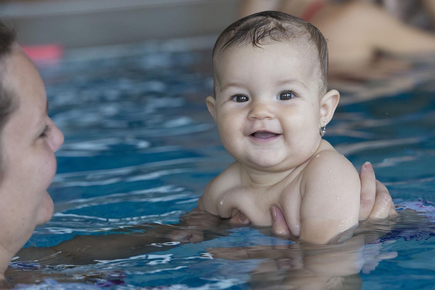 Baby plavanie v hoteli International, bábätko v bazéne