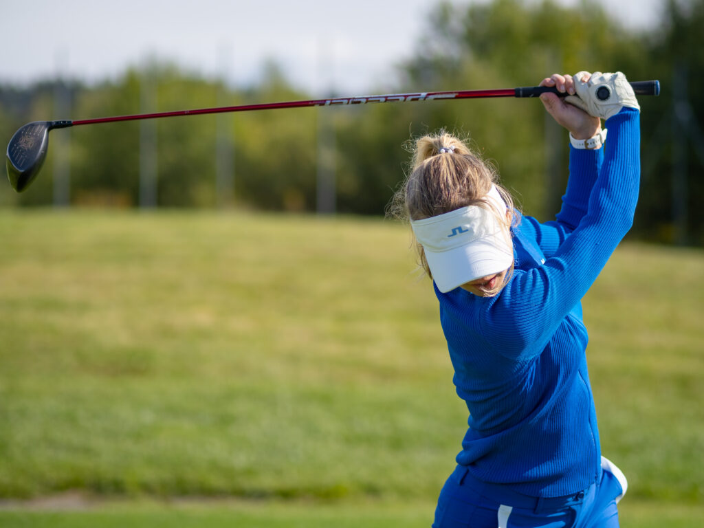 Hráčka golfu odpaľuje loptičku