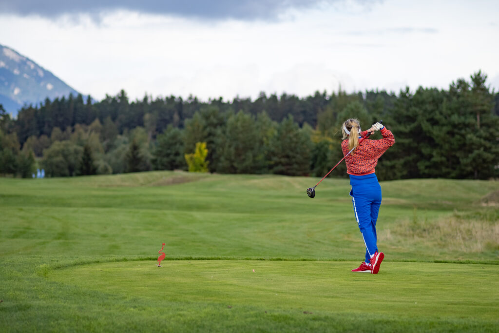 Hráčka golfu odpaľuje loptičku