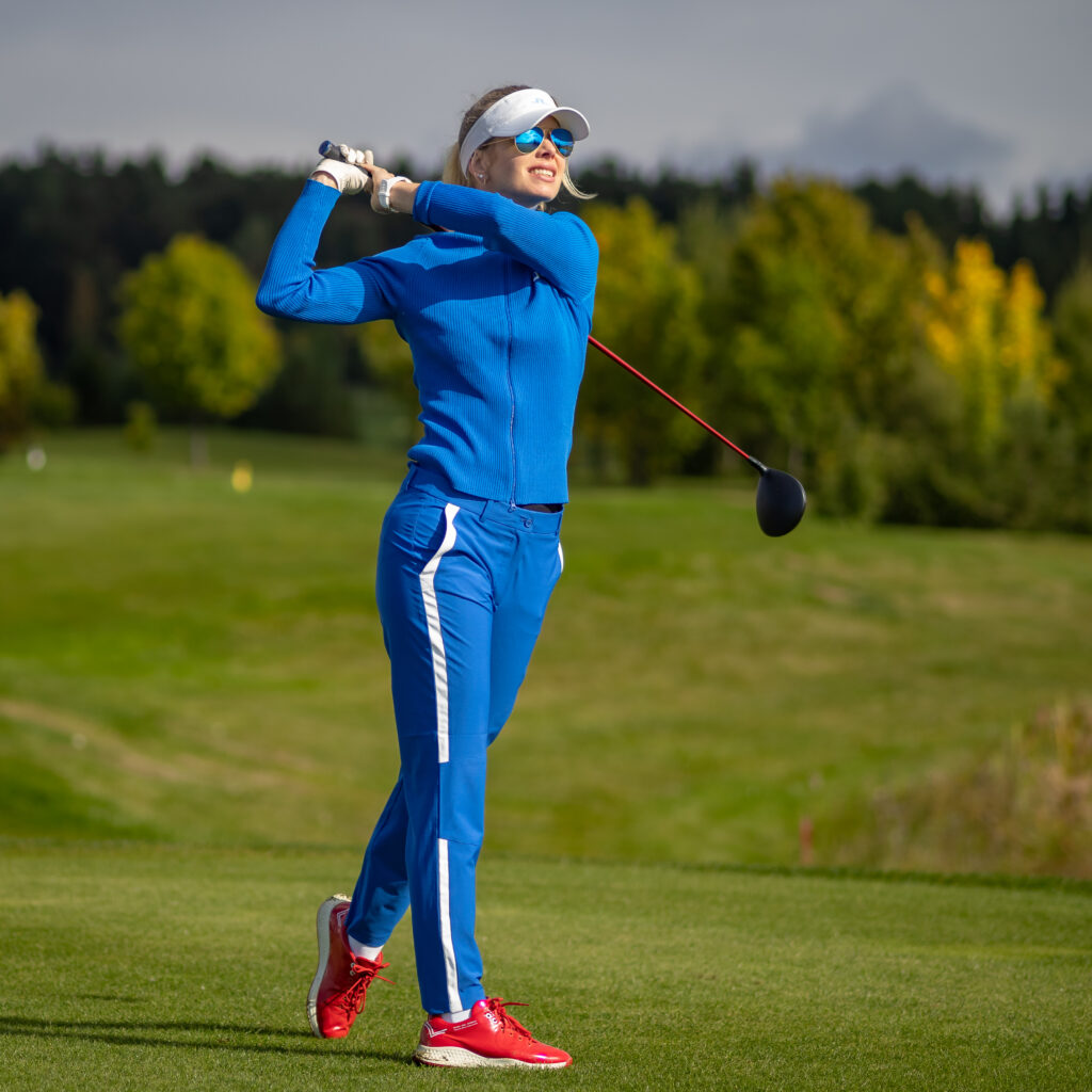Hráčka golfu odpaľuje loptičku