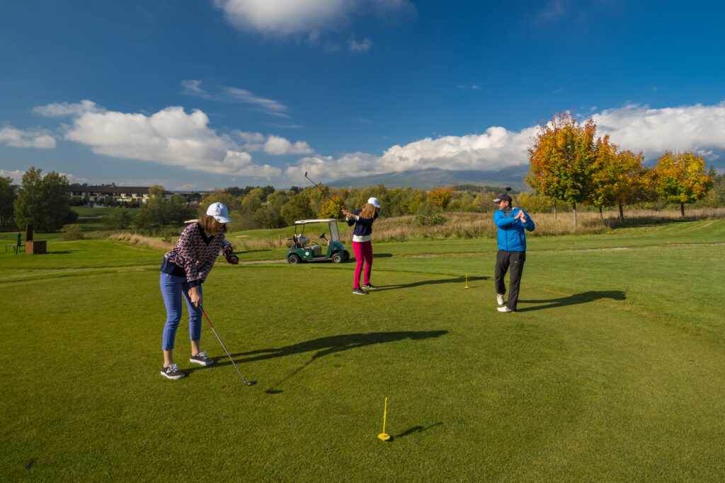 Hráči golfu odpaľujú loptičku