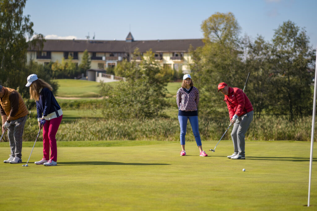 Hráči golfu odpaľujú loptičku