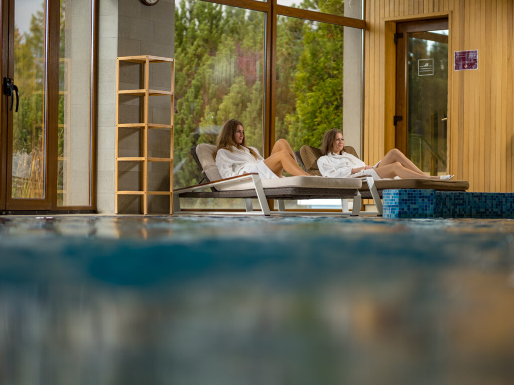 Dve ženy na lehátkach vo wellness centre v hoteli International