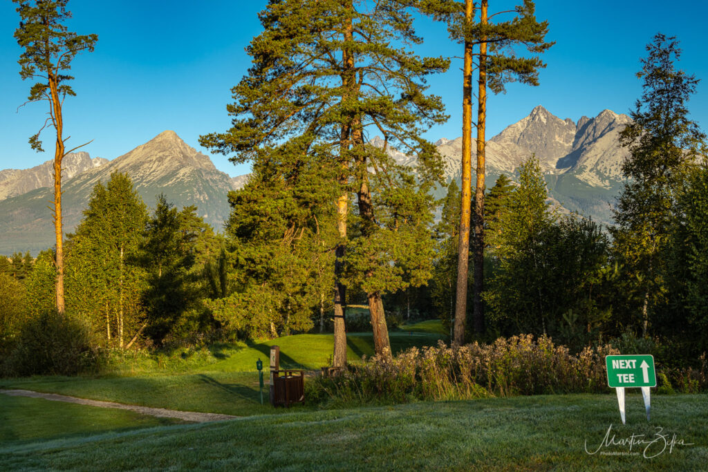 Prostredie golfového ihriska s výhľadom na Vysoké Tatry