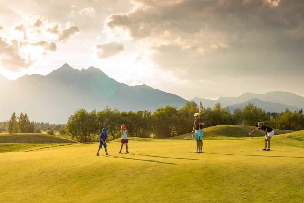 Rodina na golfovom ihrisku