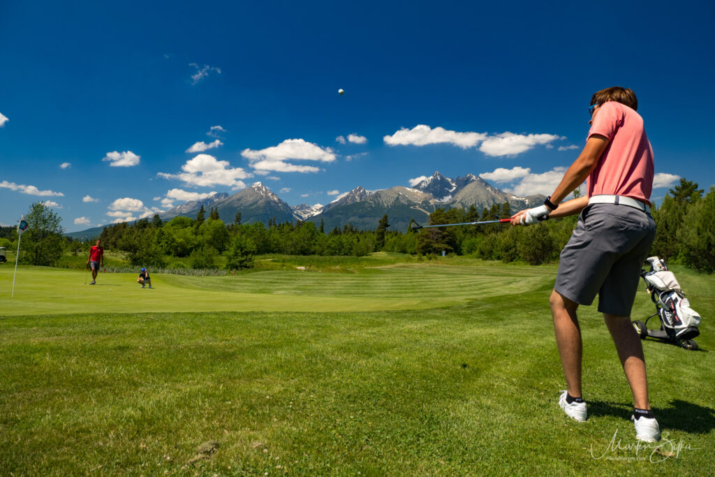 Hráč golfu odpaľuje loptičku