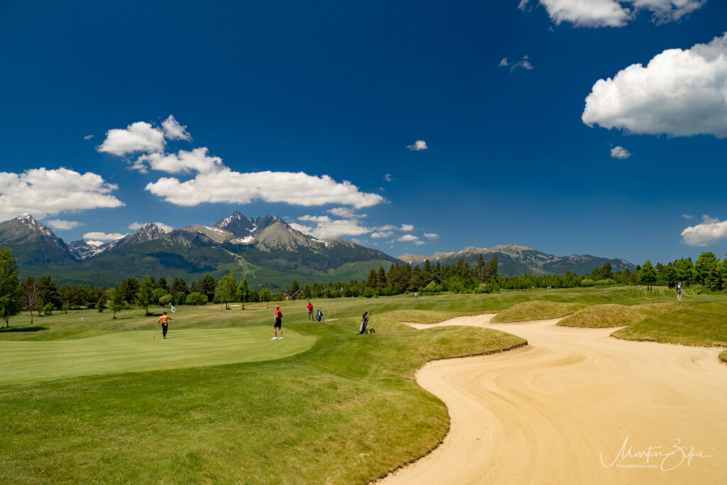 Hráči golfu na golfovom ihrisku