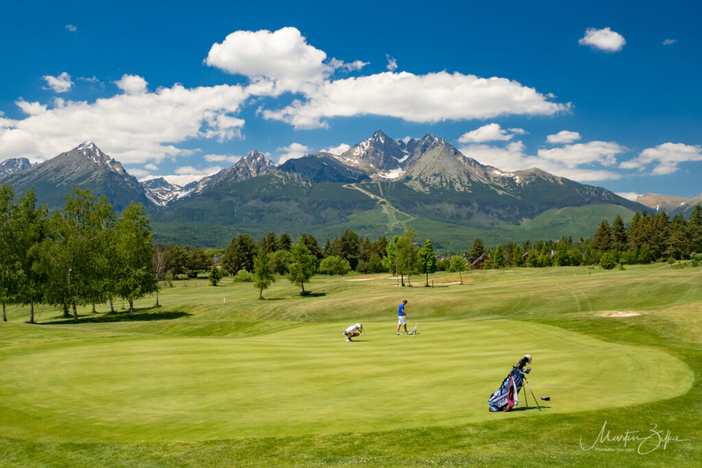 Hráči golfu na golfovom ihrisku