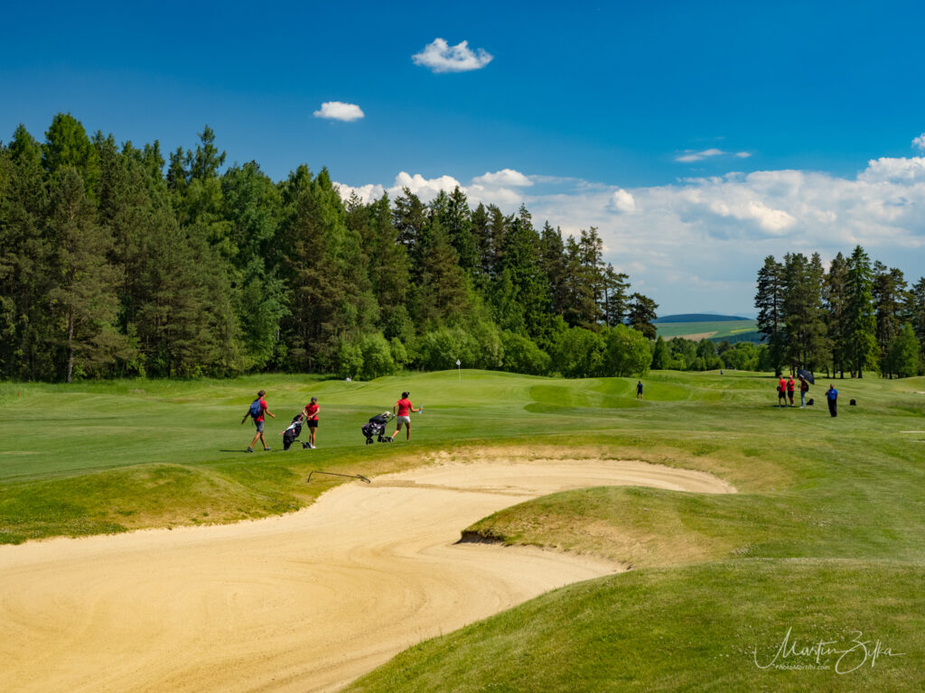 Hráči golfu na golfovom ihrisku